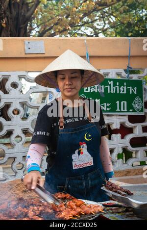 Frau, die Snacks aus einem Wagen im Viertel Thon Buri verkauft Von Bangkok Stockfoto