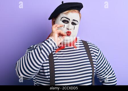 Pantomime Theater Künstler posiert, vorgibt, Rauchrohr, Zigarette. Nahaufnahme Foto. Isoliert blauen Hintergrund, Studio-Aufnahme, Gesichtsausdruck Stockfoto