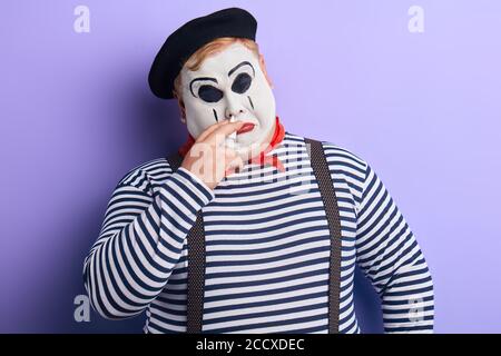 Nahaufnahme Porträt von unglücklicher Traurigkeit Mime mit geschlossenen Augen Injektion Tropfen in die Nase. Behandlung, Gesundheitsversorgung. Clowns ist allergisch auf Preise Stockfoto