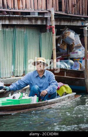 Marktverkäufer im Boot bei Damnoen Saduak schwimmenden Markt Stockfoto