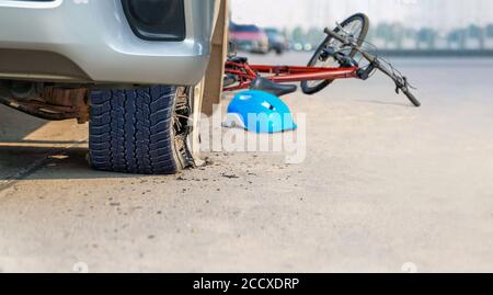Reifenpanne ist die Ursache für einen tödlichen Autounfall Stockfoto