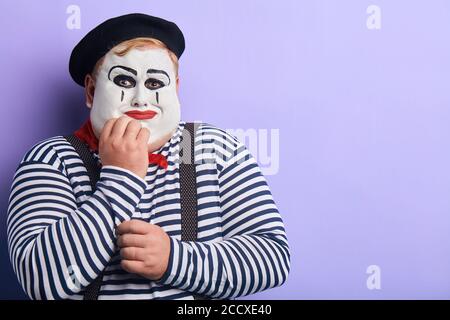 Traurige unhapy depressive Clown berührt sein Kinn, Weinen, kopieren Raum. Depression. Einsamkeit. Nahaufnahme Porträt Stockfoto
