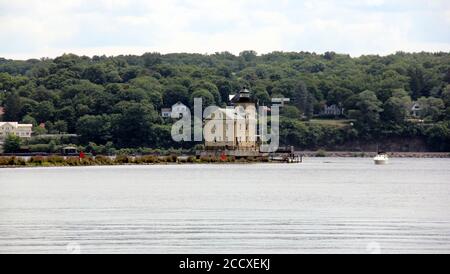 Rondout Lighthouse auf der Westseite des Hudson River, Blick nach Osten vom Rondout Creek, Kingston, NY, USA Stockfoto