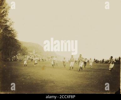 Jogo de Futebol no Campo de D. Carlos com os tripulantes do iate Rhouma, 1899. Stockfoto