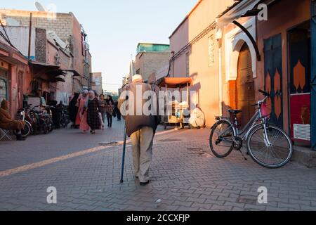 Marrakesch, Marokko - 13. März 2018: Ein älterer Mann geht durch die Straßen der Medina von Marrakesch Stockfoto