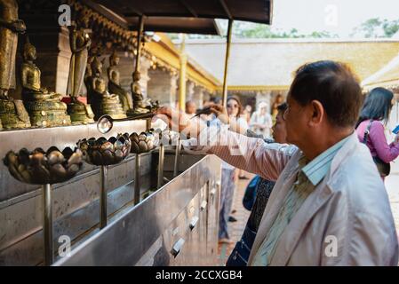 Menschen zünden Gebetskerzen im Wat Doi Suthep, Chiang Mai an Stockfoto