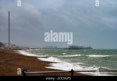 Brighton UK 25. August 2020 - Brighton and Hove Seafront sieht trostlos und windig aus, als Sturm Francis heute nasses und windiges Wetter durch Großbritannien bringt : Credit Simon Dack / Alamy Live News Stockfoto