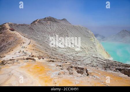 Luftaufnahme des aktiven Vulkans Ijen in Ost-Java - größter stark saurer Kratersee der Welt mit türkisfarbenem Schwefelwasser. Standort des Schwefelbergbaus. F Stockfoto