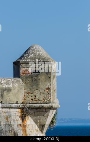 Detail der alte Stadtmauer Mauer und Wachturm aus dem 16. Jahrhundert, Zitadelle von Cascais Portugal Stockfoto