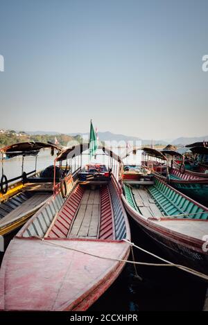 Langschwanz-Boote am Mekhong-Fluss in Chiang Kong, Thailand gebunden Stockfoto