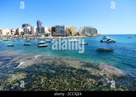 Maltesische Küste in St. Julian's, Malta. Stockfoto