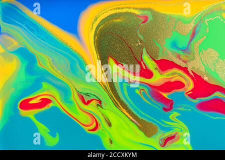 Neonfarbenes Marmormuster mit goldenem Glitzer. Fluoreszierender flüssiger Hintergrund. Grafik abstrakt helle Textur. Stockfoto