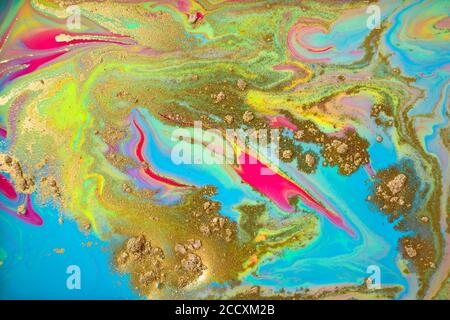 Neonfarbenes Marmormuster mit goldenem Glitzer. Fluoreszierender flüssiger Hintergrund. Grafik abstrakt helle Textur. Stockfoto