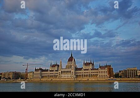 Osteuropa, Ungarn, Budapest, Parlamentsgebäude, von der Donau aus gesehen Stockfoto