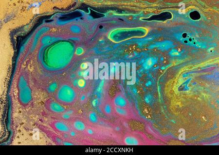 Flüssiger grüner und rosa Hintergrund. Abstraktes Artwork-Muster mit goldenem Glitzer. Stockfoto