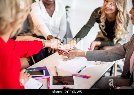 Happy business multirassischen Frau s Team melden sie Hände zusammen, die hohe fünf, die Genehmigung aller Vereinbarungen, in der Nähe Stockfoto