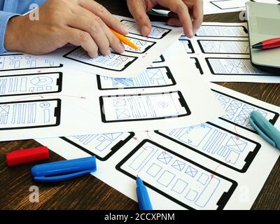 Der UI-Designer erstellt das Design einer mobilen Web-App. Stockfoto