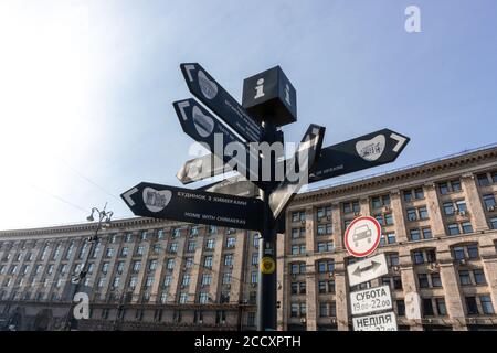 Straßenschild in Ukrainisch in der Stadt Kiew, Ukraine geschrieben Stockfoto