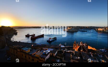 Sonnenaufgang über dem Grand Harbour in Valletta, Malta. Stockfoto