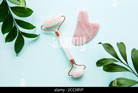 Jade Roller für Gesichtsmassage. Rosa Gua Sha Gesichtsbehandlung Massagegerät tools. Anti Age, Anheben und straffende Behandlung Stockfoto