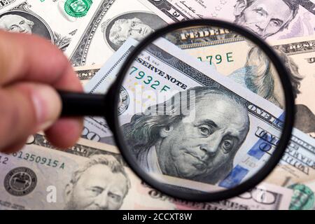 Amerikanische Dollar in einer Lupe ein geschäftlicher Hintergrund Stockfoto
