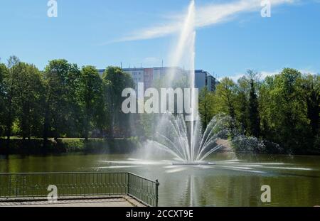 Berlin, Deutschland. Mai 2019. Wasserbrunnen im Park- und Wohngebiet Fennpfuhl im Berliner Stadtteil Lichtenberg. Quelle: Manfred Krause/dpa-zentralbild/ZB/dpa/Alamy Live News Stockfoto