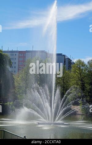 Berlin, Deutschland. Mai 2019. Wasserbrunnen im Park- und Wohngebiet Fennpfuhl im Berliner Stadtteil Lichtenberg. Quelle: Manfred Krause/dpa-zentralbild/ZB/dpa/Alamy Live News Stockfoto