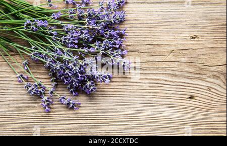 Lavendelbukett auf dem alten Holzhintergrund mit Platz für Text, Draufsicht Stockfoto