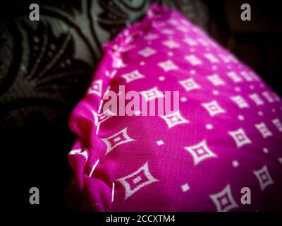 Schöne Webart von roten bequemen Kissen in weißen Diamanten Texturen. Helle Farben. Stockfoto