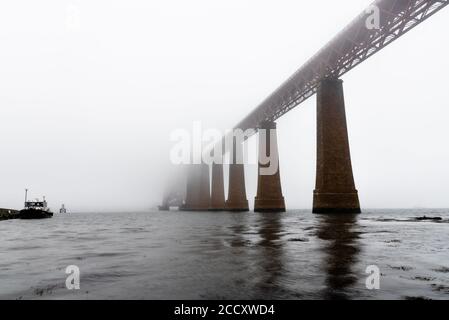 Vierte Brücke am nebligen Morgen, South Queensferry, Schottland Stockfoto