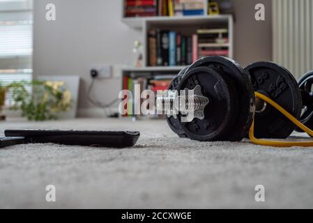 Heimsportgeräte mit Fernbedienung und Bücherregal Stockfoto