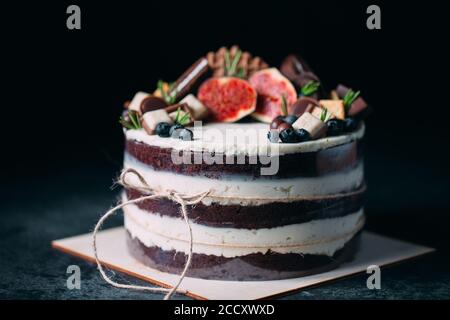 Obstkuchen mit Feigen, Plätzchen und Heidelbeeren verziert. Stockfoto