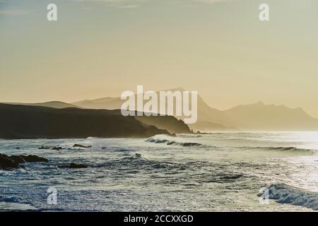 Blick vom Mirador La Pared zum Strand Playa de la Pared bei Sonnenuntergang, Fuerteventura, Kanarische Inseln, Spanien Stockfoto