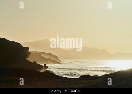 Blick vom Mirador La Pared zum Strand Playa de la Pared bei Sonnenuntergang, Fuerteventura, Kanarische Inseln, Spanien Stockfoto