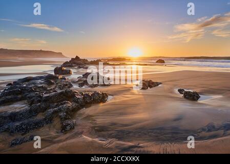 Strand mit Felsen bei Ebbe, Sonnenuntergang, von Playa del Castillo, Playa del Aljibe de la Cueva, Fuerteventura, Kanarische Inseln, Spanien Stockfoto