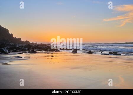 Sonnenuntergang am Strand von Playa del Castillo, Playa del Aljibe de la Cueva, Fuerteventura, Kanarische Inseln, Spanien Stockfoto