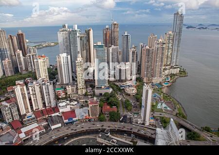 Wolkenkratzer im Stadtteil Punta Paitilla in der Bucht von Panama City, Panama Stockfoto