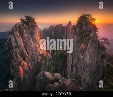 Schöner Sonnenaufgang auf dem Berg Huangshan. Es ist ein UNESCO-Weltkulturerbe und eines der wichtigsten touristischen Ziele Chinas. Anhui Provinz, China Stockfoto