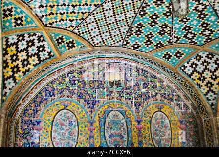 Teheran Iran. April 08 2019: Die schöne geometrische Mosaikwand und Kuppel des Golestan Palace, datiert zurück 16. Jahrhundert. UNESCO-Weltkulturerbe. Stockfoto