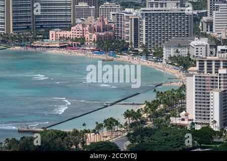 Waikiki Beach mit Wolkenkratzern, Blick vom Diamond Head Crater, Honolulu, Oahu, Hawaii, USA Stockfoto