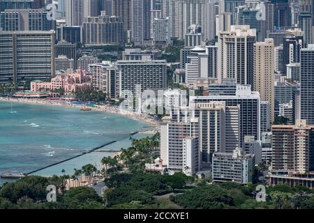 Waikiki Beach mit Wolkenkratzern, Blick vom Diamond Head Crater, Honolulu, Oahu, Hawaii, USA Stockfoto