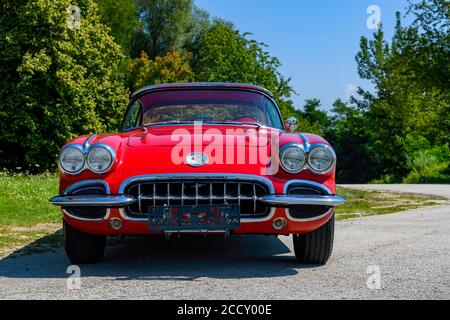 Oldtimer Chevrolet Corvette C1, Baujahr 1959, Kapazität 5700 ccm, V-8-Motor, Leistung 300 PS, Vorderansicht, Österreich Stockfoto