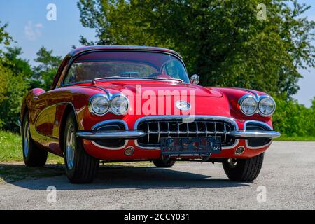 Oldtimer Chevrolet Corvette C1, Baujahr 1959, Kapazität 5700 ccm, V-8-Motor, Leistung 300 PS, Ansicht vorne rechts, Österreich Stockfoto