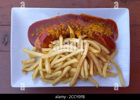 Currywurst mit Pommes frites serviert in einem fränkischen Biergarten, Franken, Bayern, Deutschland Stockfoto