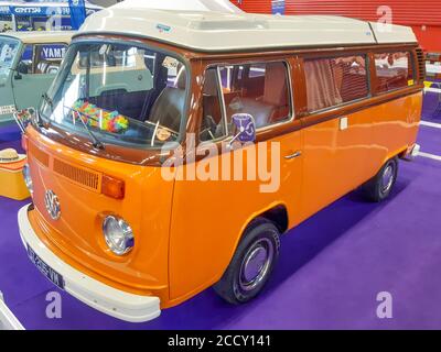 Bordeaux , Aquitaine / Frankreich - 08 16 2020 : Volkswagen Typ 2 van vintage bulli Combi Minibus von Classic VW Camper Van westfalia Reisemobil in der Ausstellung ca. Stockfoto