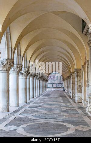 Arkaden im Dogenpalast leer von Menschen wegen der Corona-Pandemie, Venedig, Venetien, Italien Stockfoto