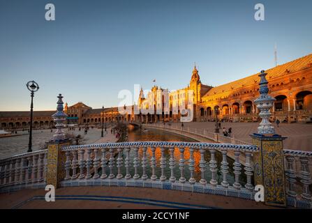 Brücke über den Kanal, Geländer mit bemalten Azulejo Fliesen, Plaza de Espana im Abendlicht, Sonnenuntergang, Sevilla, Andalusien, Spanien Stockfoto