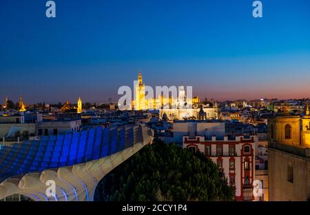 Blick vom Metropol Sonnenschirm über die Stadt, beleuchtete Kathedrale von Sevilla mit Turm La Giralda, blaue Stunde, Sevilla, Andalusien, Spanien Stockfoto