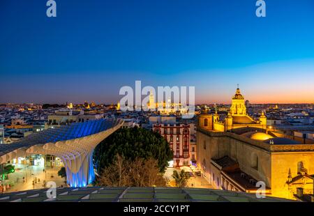 Blick vom Metropol Sonnenschirm über die Stadt, beleuchtete Kathedrale von Sevilla mit Turm La Giralda, blaue Stunde, Sevilla, Andalusien, Spanien Stockfoto