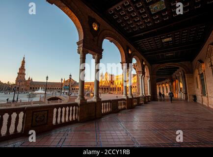 Blick von der Galerie auf die Plaza de Espana im Abendlicht, Sonnenuntergang, Sevilla, Andalusien, Spanien Stockfoto